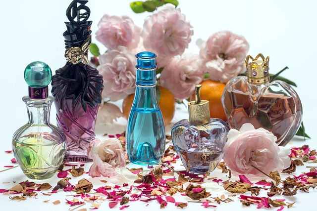 Van essence tot essence: een reis door de geschiedenis, productie, variëteiten en psychologische impact van parfum