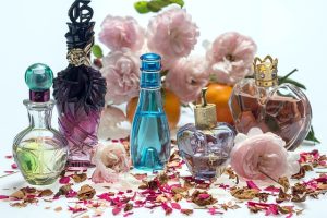 Van essence tot essence: een reis door de geschiedenis, productie, variëteiten en psychologische impact van parfum